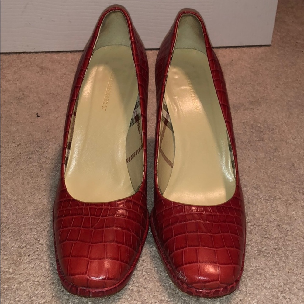 Burberry red crocodile leather pump